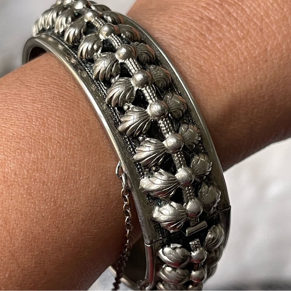 VINTAGE | Unsigned Hinged Silver Tone Bangle Bracelet 17cm-18cm